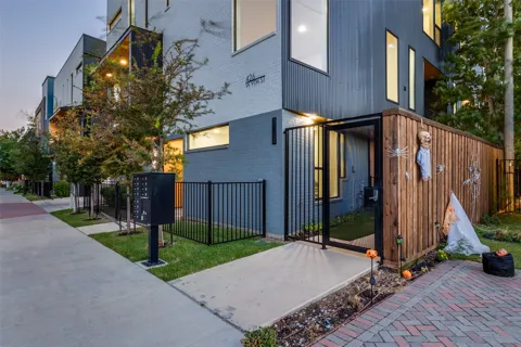 426 W 9th Street #105