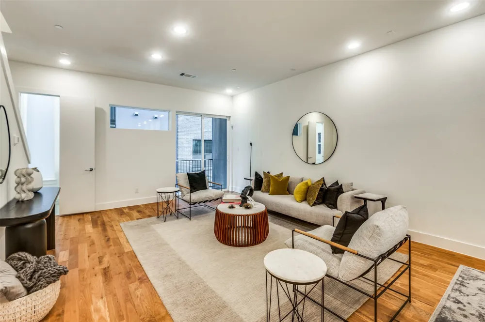 426 W 9th Street #105 Dallas, TX 75208
