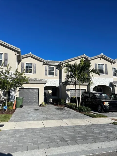 1211 SE 27th Ter
