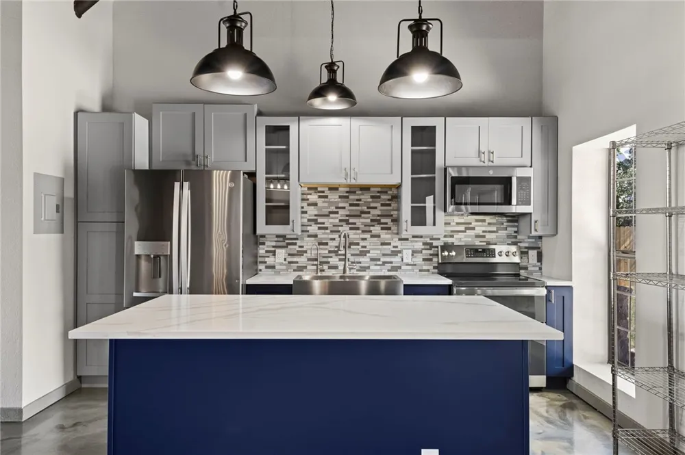 1016 Blue Bill Cove Lakehills, TX 78063