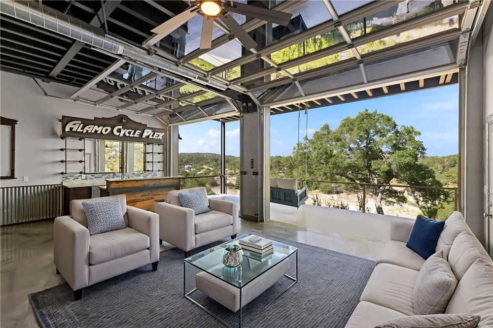1016 Blue Bill Cove Lakehills, TX 78063
