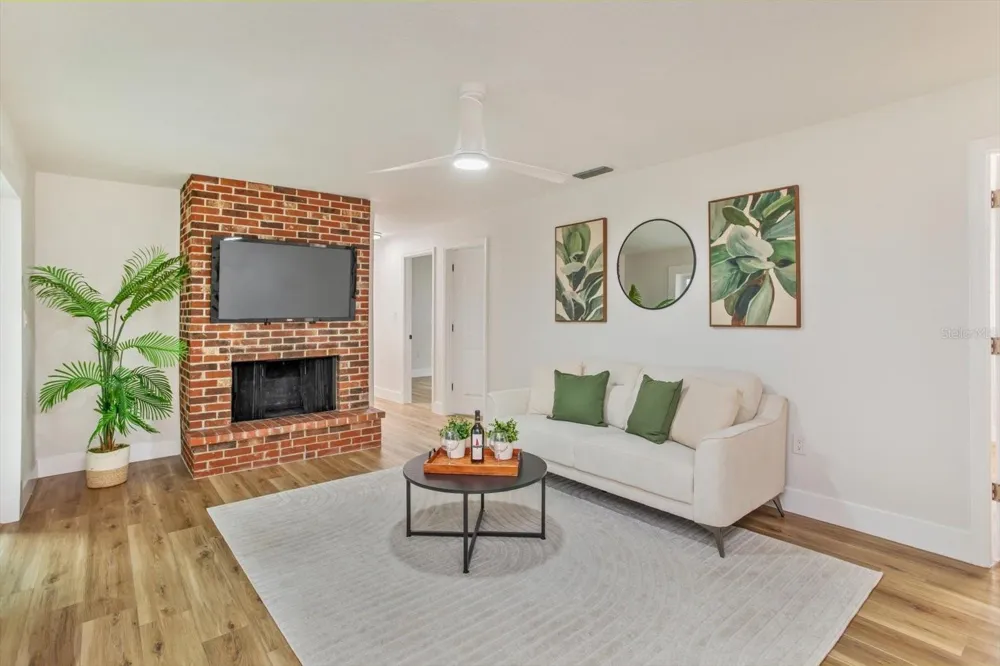 958 ORANGE AVENUE Oviedo, FL 32765