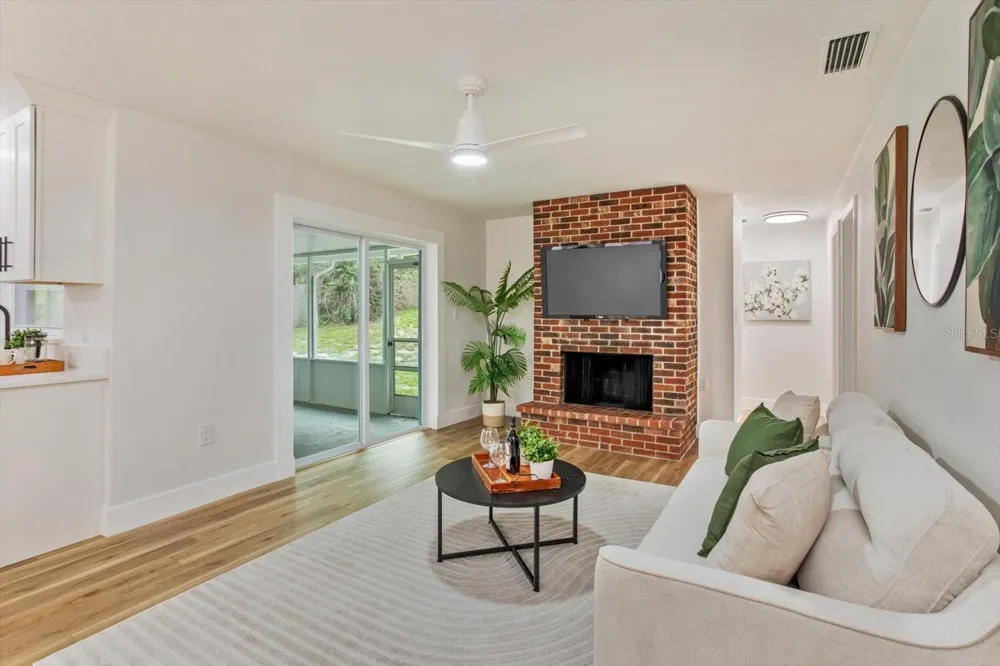 958 ORANGE AVENUE Oviedo, FL 32765