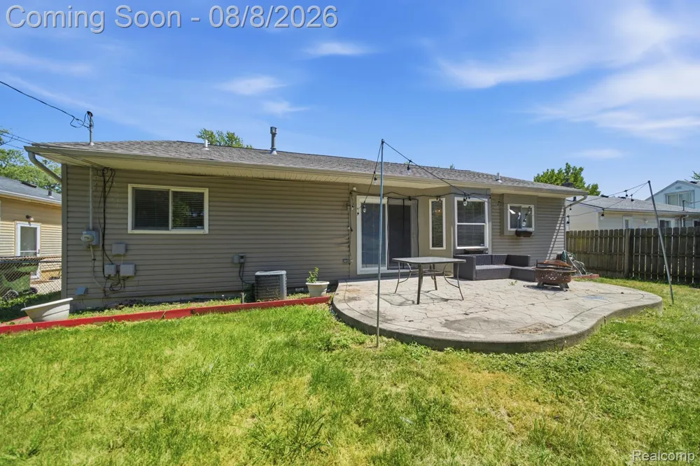 22825 Teppert Avenue Eastpointe City, MI 48021