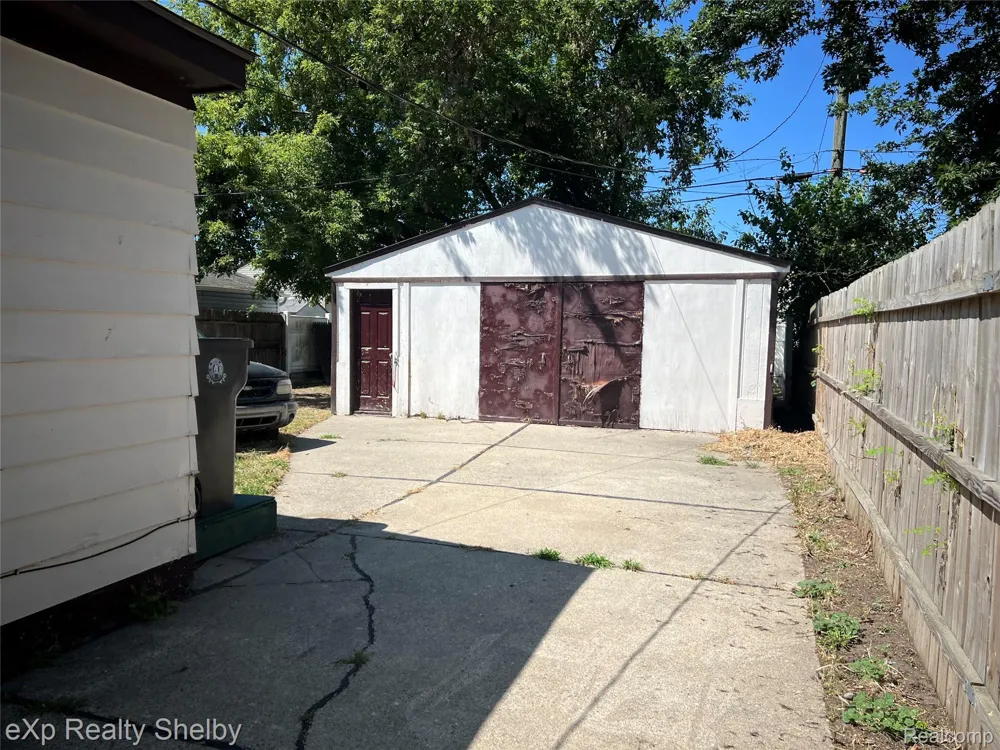19833 Macel Street Roseville City, MI 48066