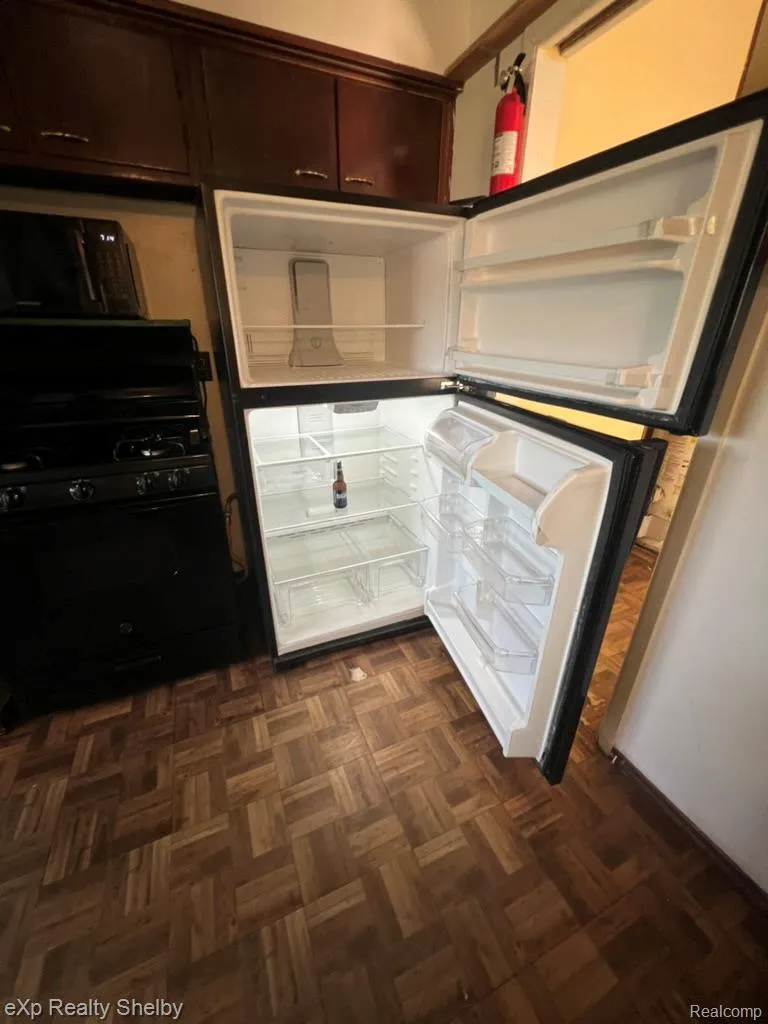 19833 Macel Street Roseville City, MI 48066