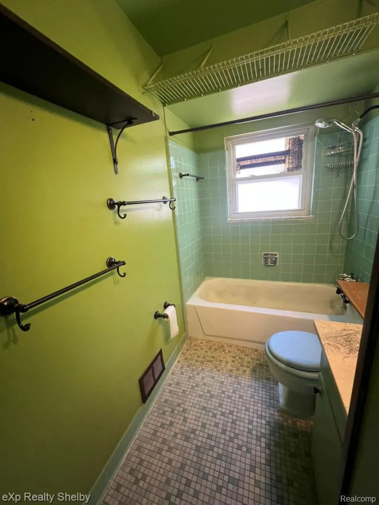 19833 Macel Street Roseville City, MI 48066