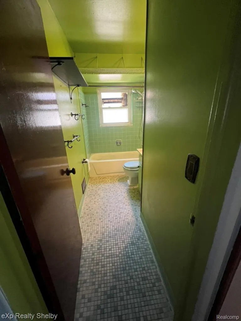 19833 Macel Street Roseville City, MI 48066