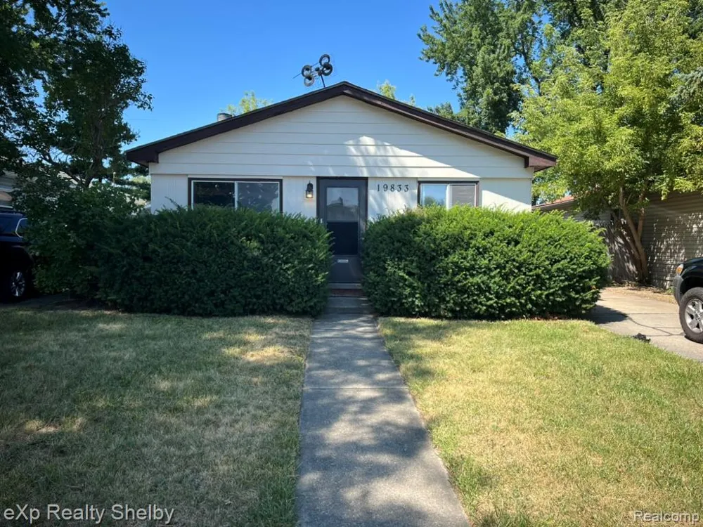 19833 Macel Street Roseville City, MI 48066