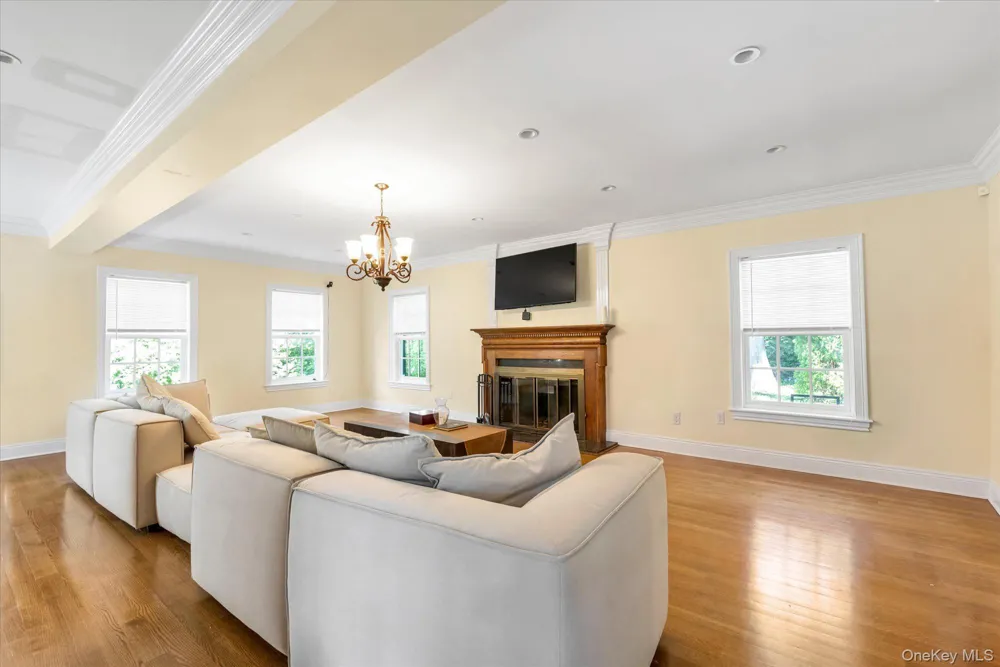 240-02 Poplar Street Douglaston, NY 11363