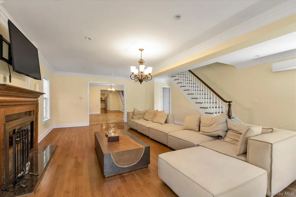 240-02 Poplar Street Douglaston, NY 11363