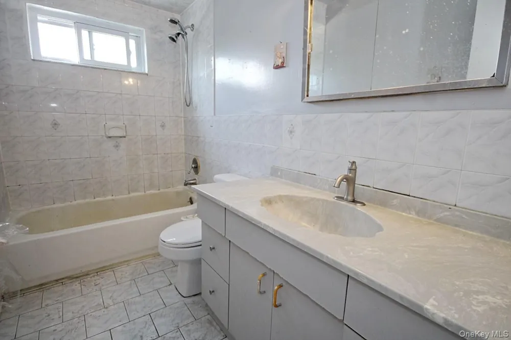 5 Abbey Road Staten Island, NY 10308