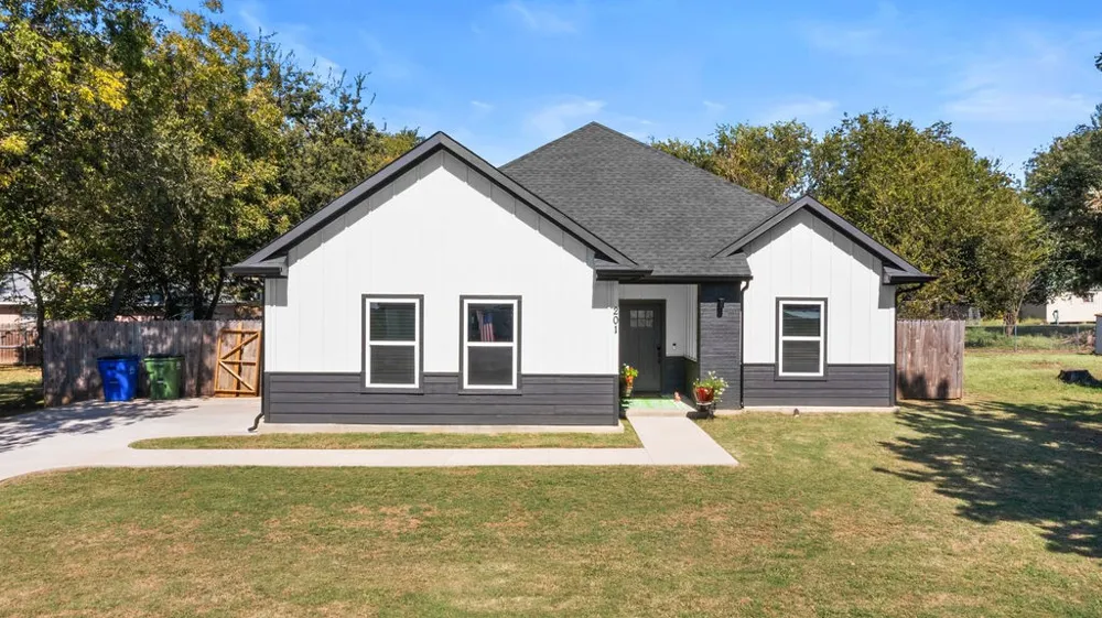 201 W South Street Whitesboro, TX 76273
