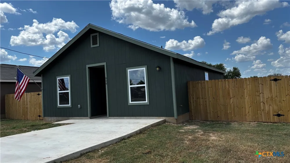 806 E 6th Street Nixon, TX 78140