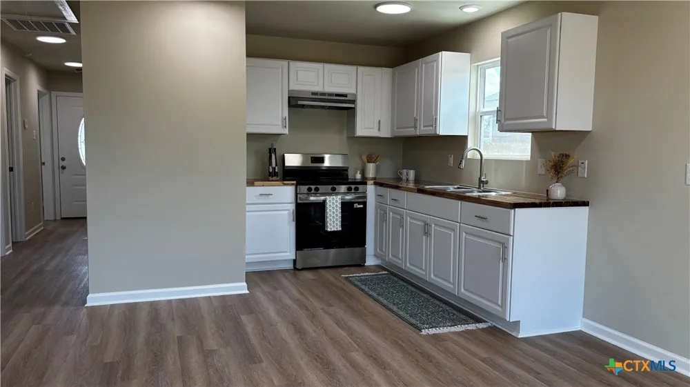 806 E 6th Street Nixon, TX 78140