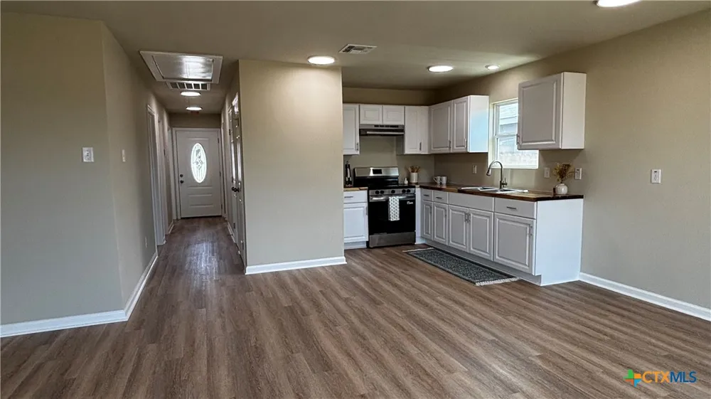 806 E 6th Street Nixon, TX 78140