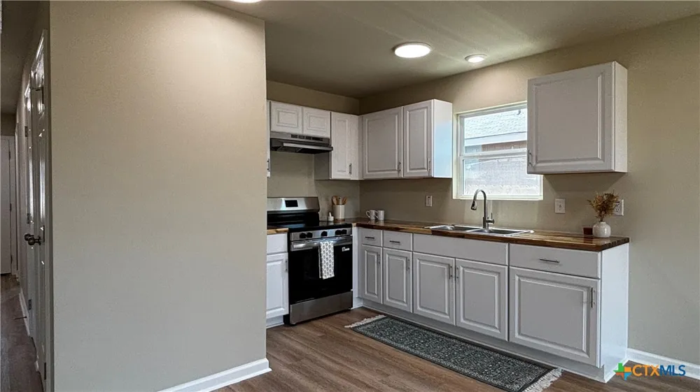 806 E 6th Street Nixon, TX 78140