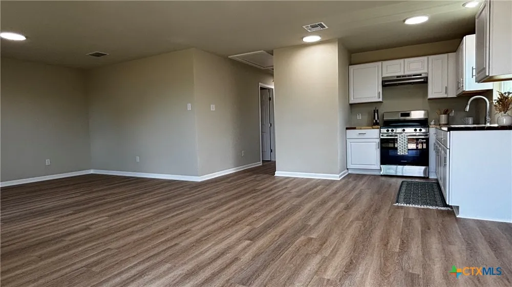806 E 6th Street Nixon, TX 78140