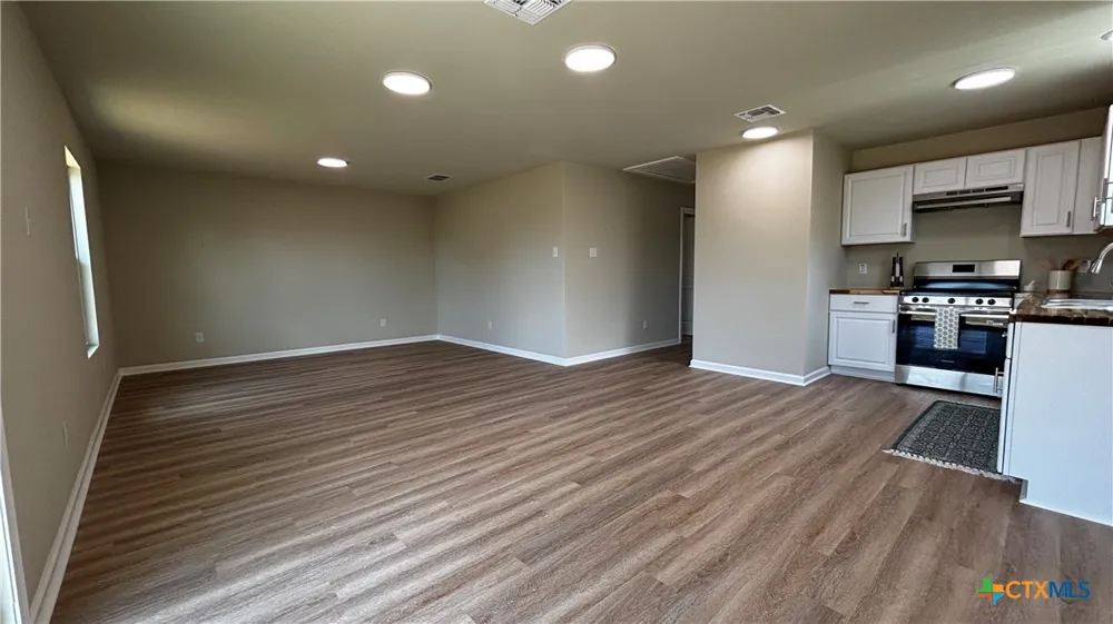 806 E 6th Street Nixon, TX 78140