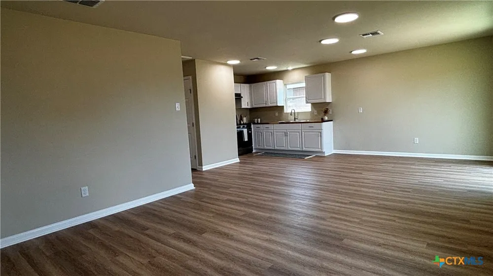 806 E 6th Street Nixon, TX 78140