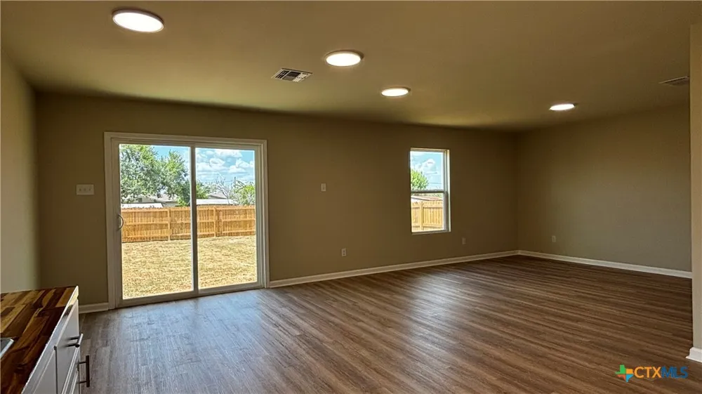 806 E 6th Street Nixon, TX 78140