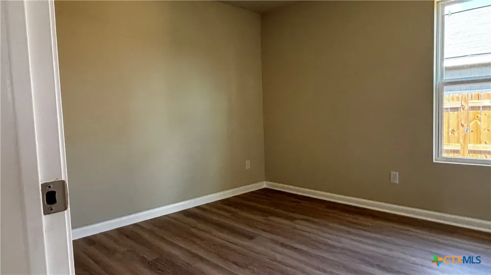 806 E 6th Street Nixon, TX 78140