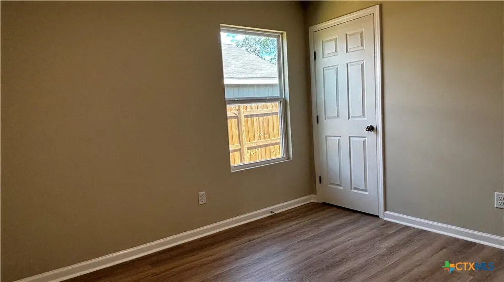 806 E 6th Street Nixon, TX 78140