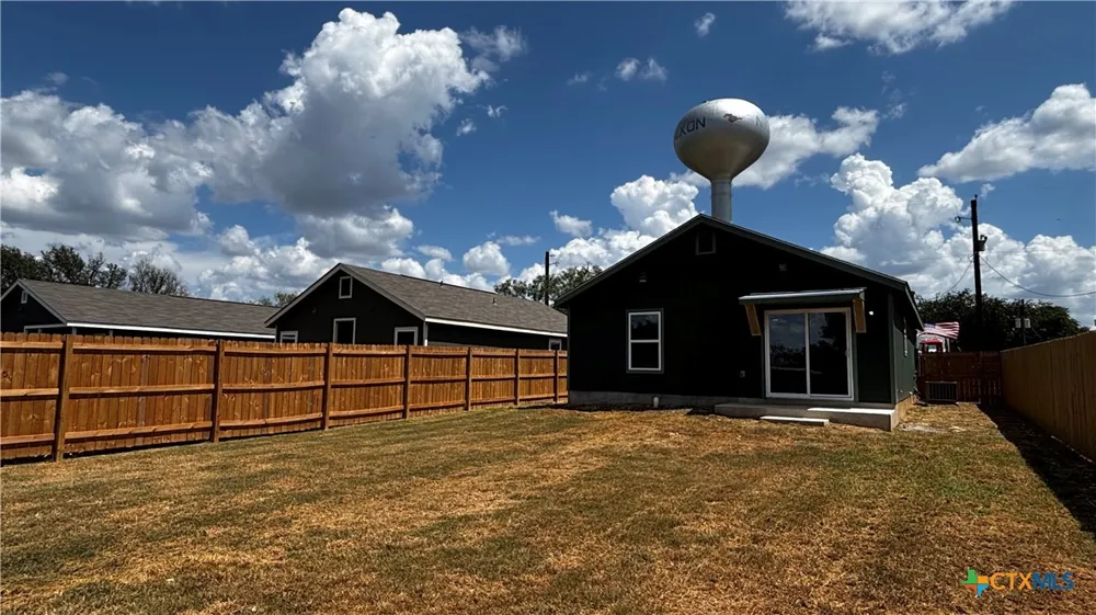 806 E 6th Street Nixon, TX 78140