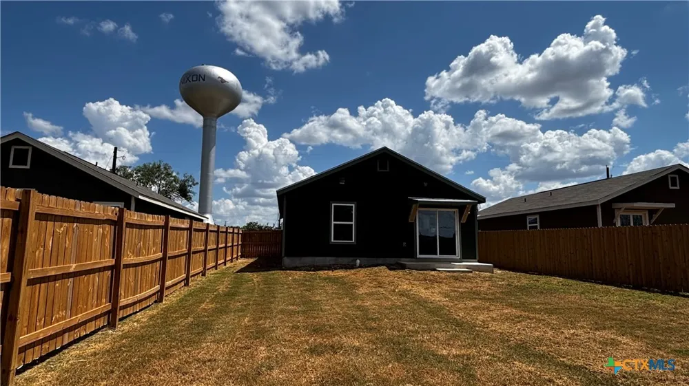 806 E 6th Street Nixon, TX 78140