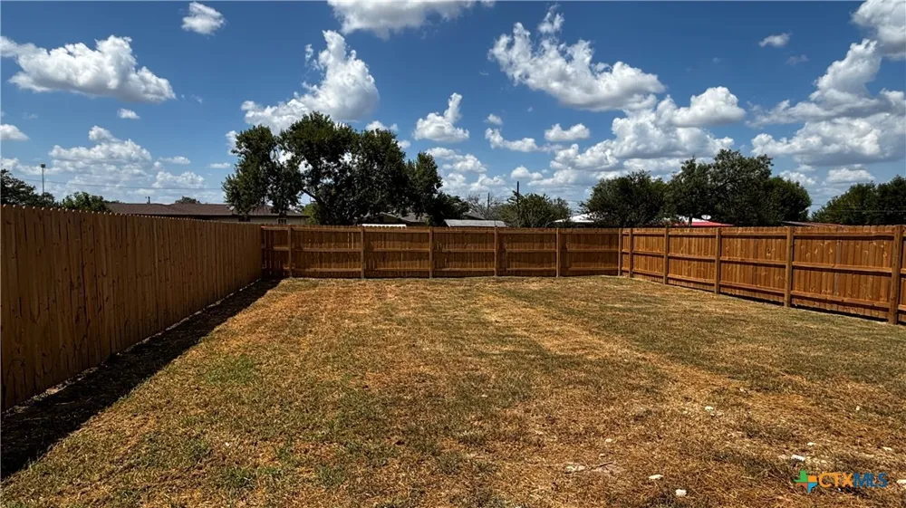 806 E 6th Street Nixon, TX 78140