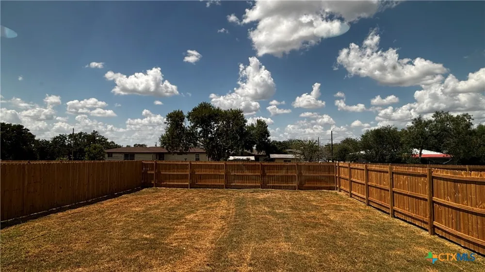 806 E 6th Street Nixon, TX 78140