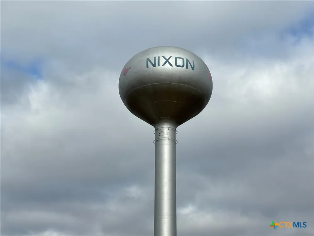 806 E 6th Street Nixon, TX 78140