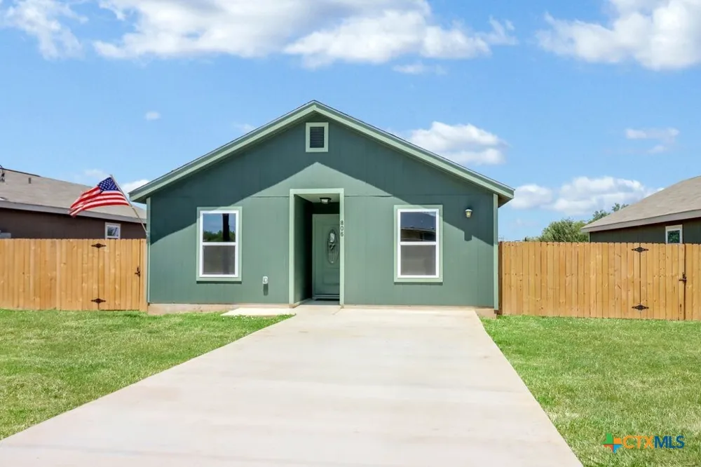 806 E 6th Street Nixon, TX 78140