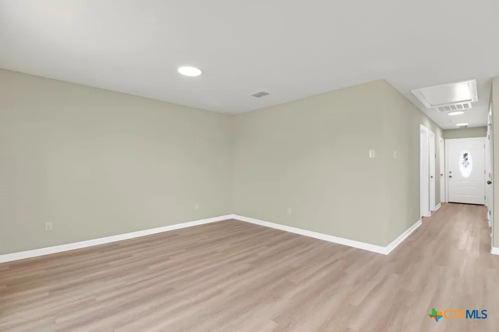 806 E 6th Street Nixon, TX 78140