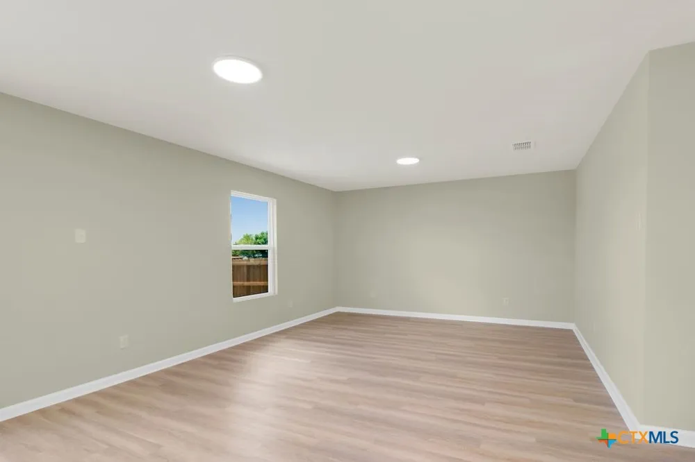 806 E 6th Street Nixon, TX 78140