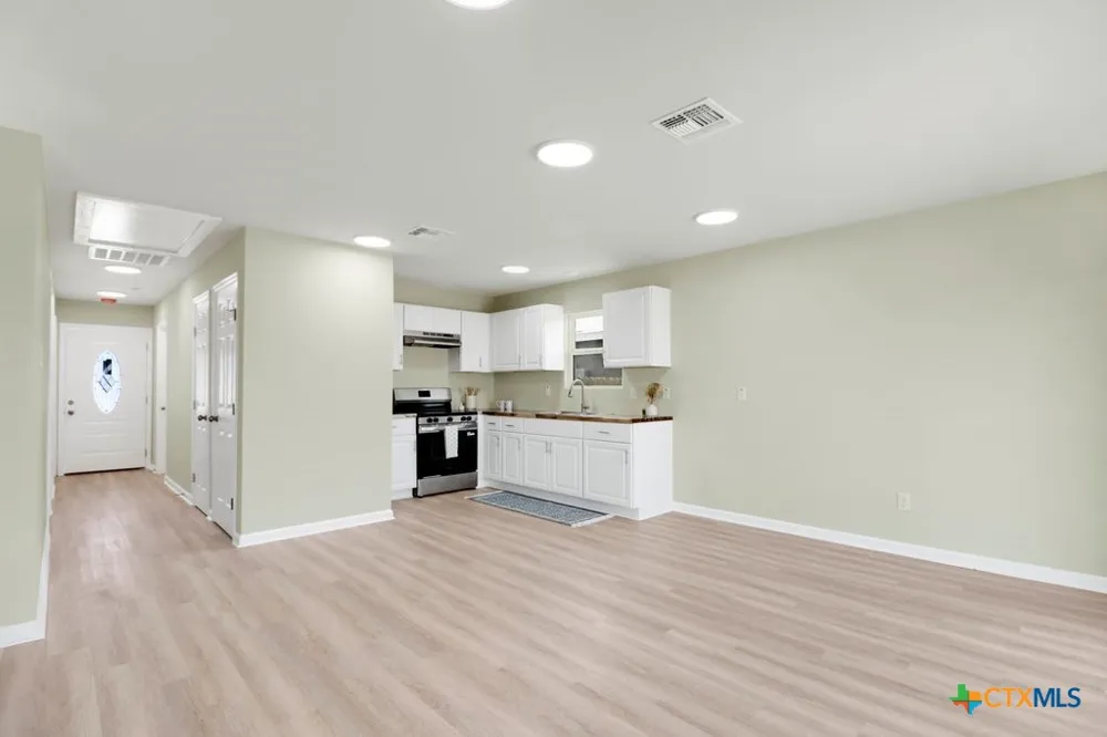 806 E 6th Street Nixon, TX 78140