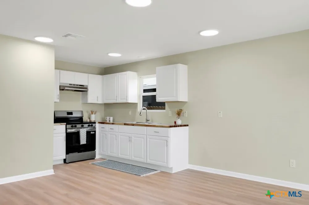 806 E 6th Street Nixon, TX 78140