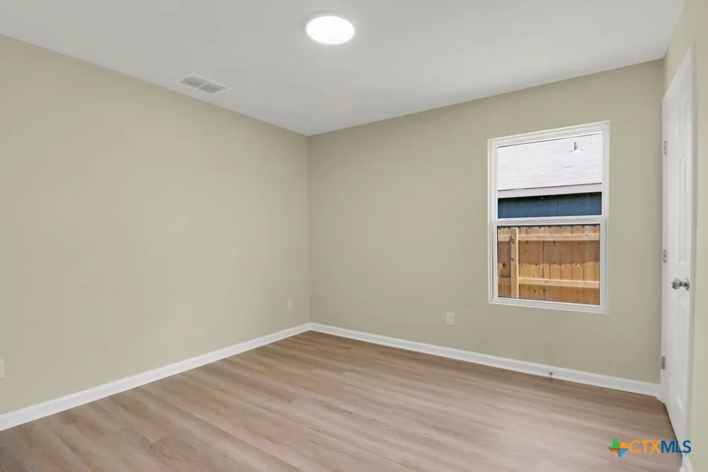 806 E 6th Street Nixon, TX 78140