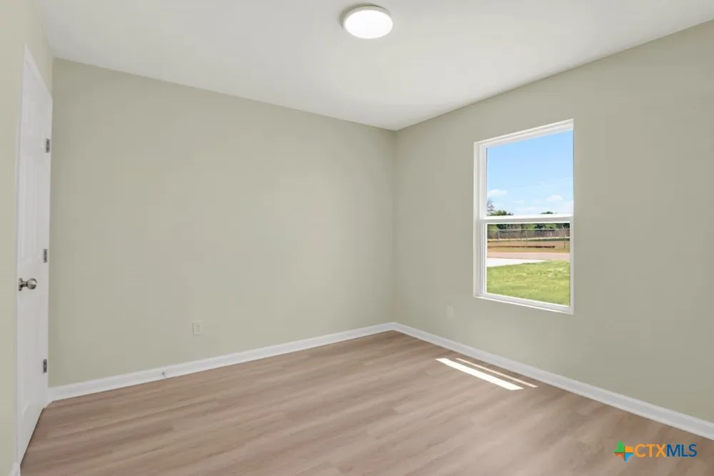 806 E 6th Street Nixon, TX 78140