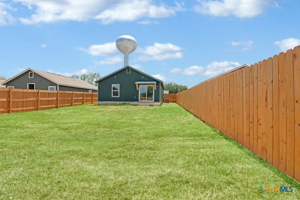 806 E 6th Street Nixon, TX 78140