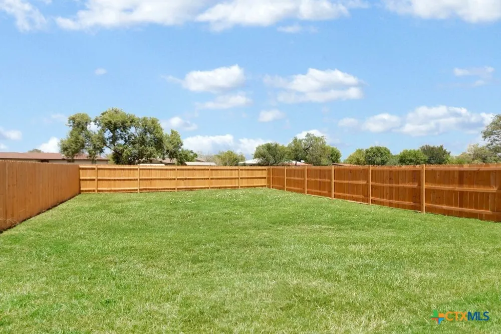 806 E 6th Street Nixon, TX 78140