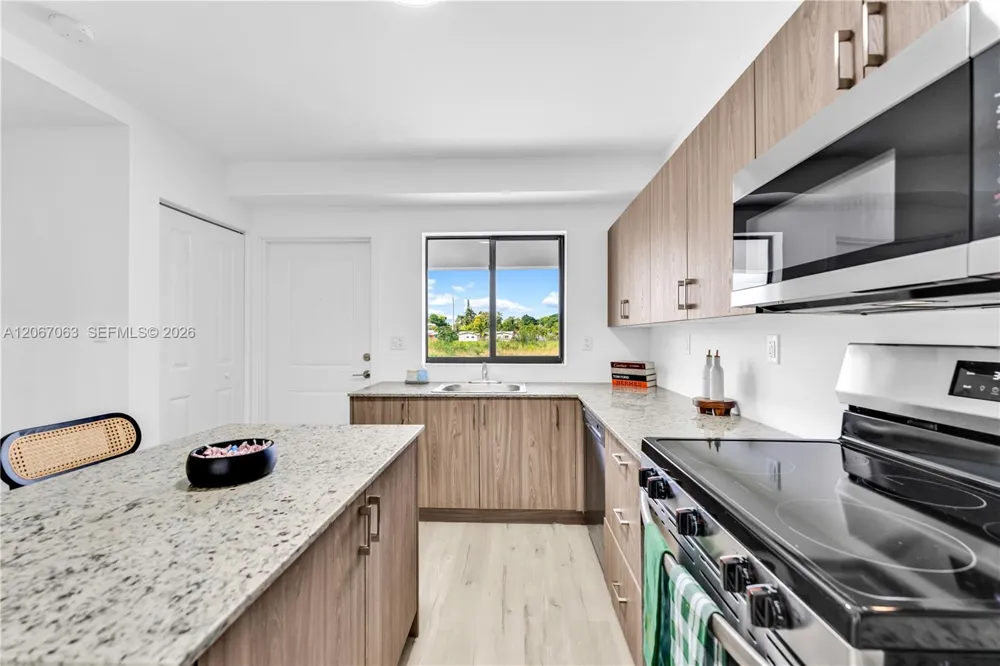 155 NW 160TH ST #TH 2 North Miami Beach, FL 33169