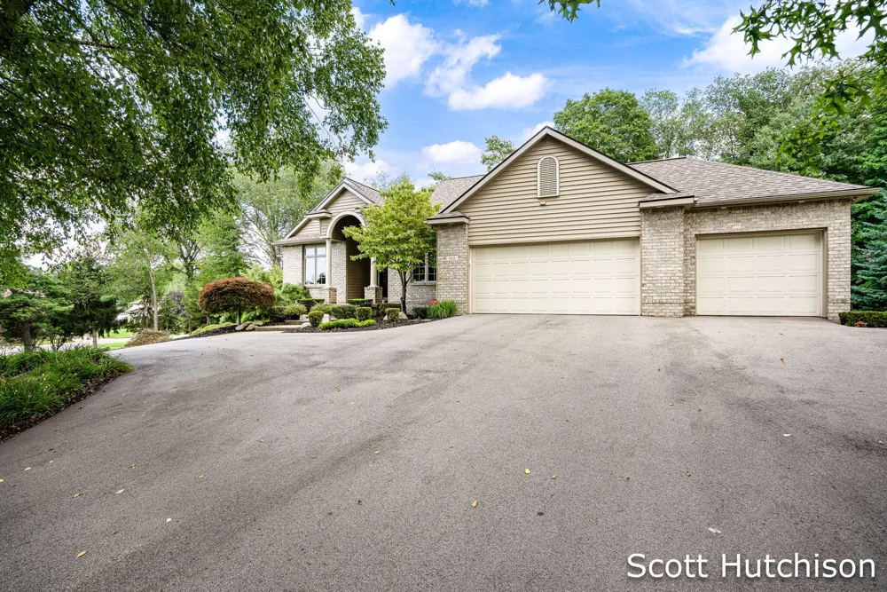 112 Stonehenge Drive SW Georgetown Charter Township, MI 49418