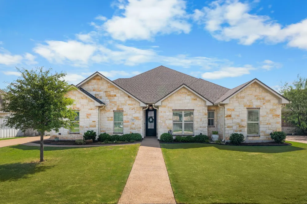 717 Wintergreen Drive Hewitt, TX 76643