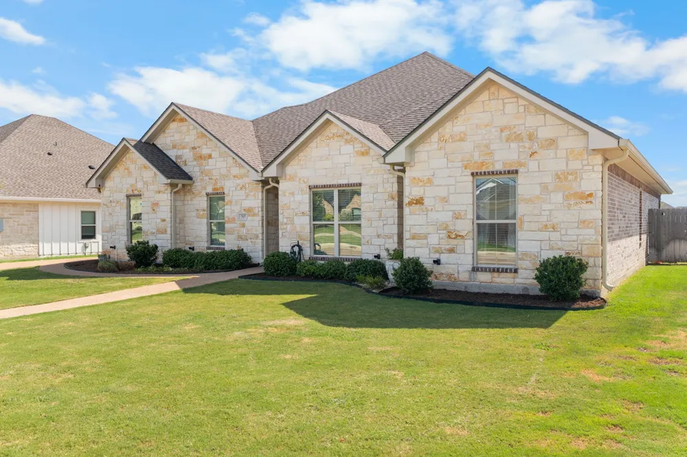 717 Wintergreen Drive Hewitt, TX 76643