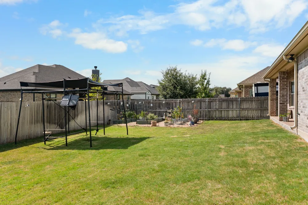 717 Wintergreen Drive Hewitt, TX 76643