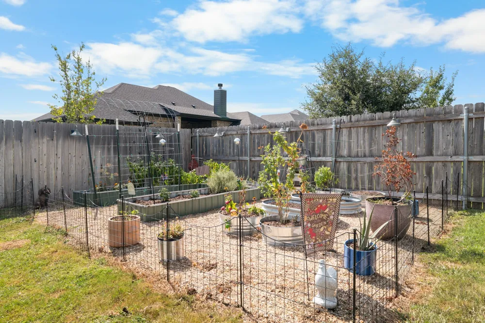 717 Wintergreen Drive Hewitt, TX 76643
