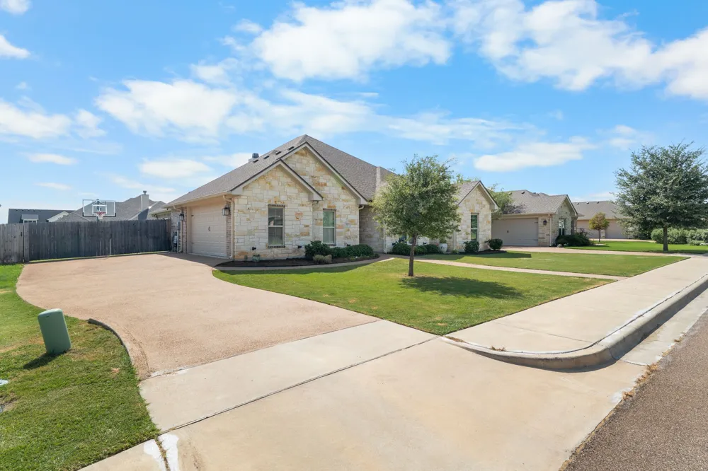 717 Wintergreen Drive Hewitt, TX 76643