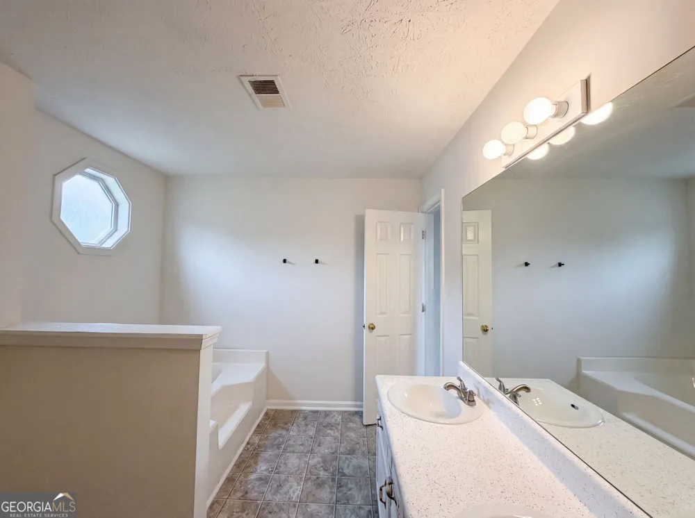 5355 Queen Ester CT Ellenwood, GA 30294