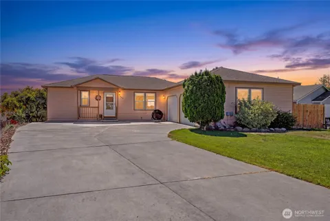 909 W Windrose Drive